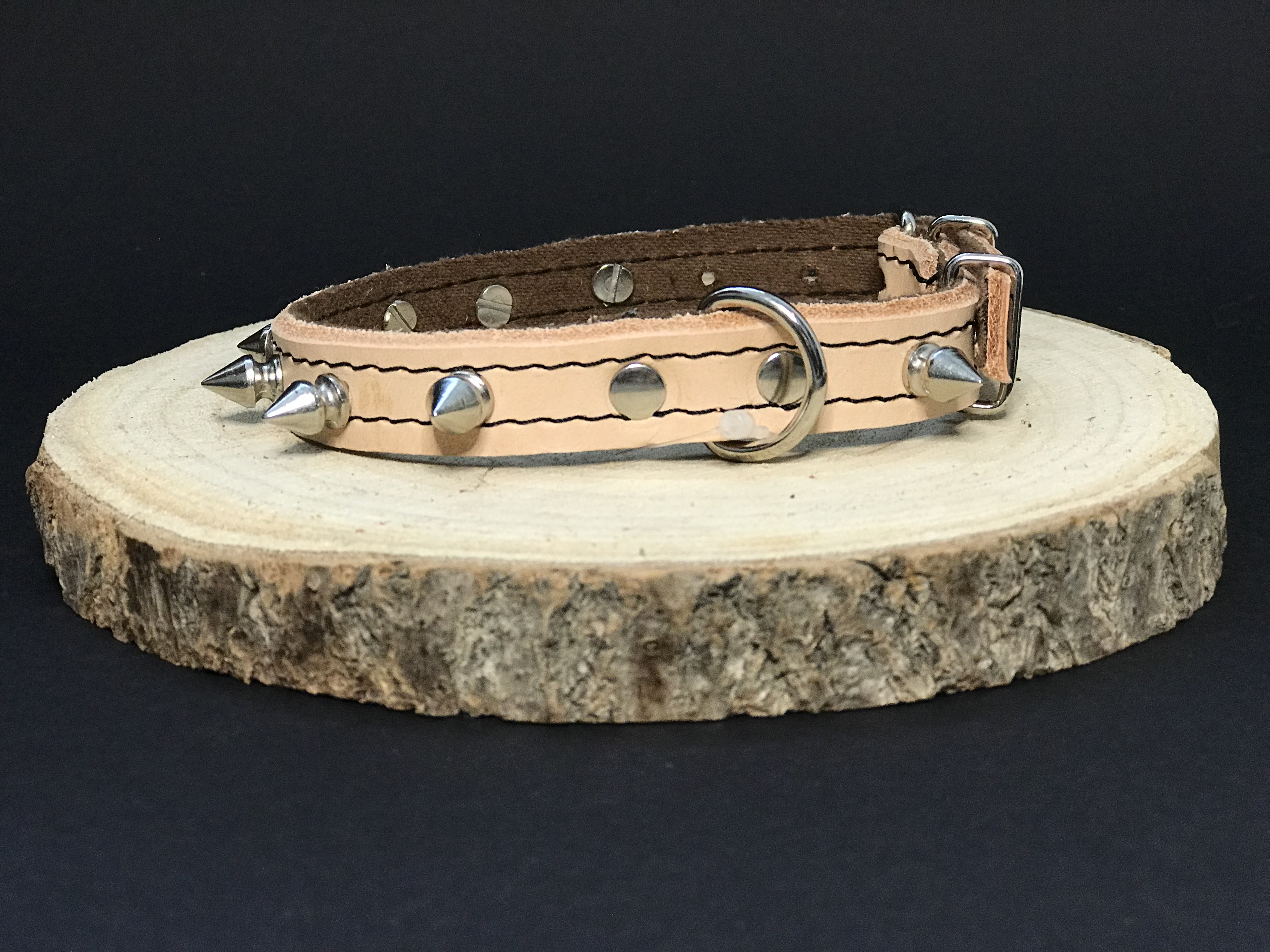 Palkar obojek z kůže hlazenice pro psy zdobený hroty 35 cm x 14 mm přírodní