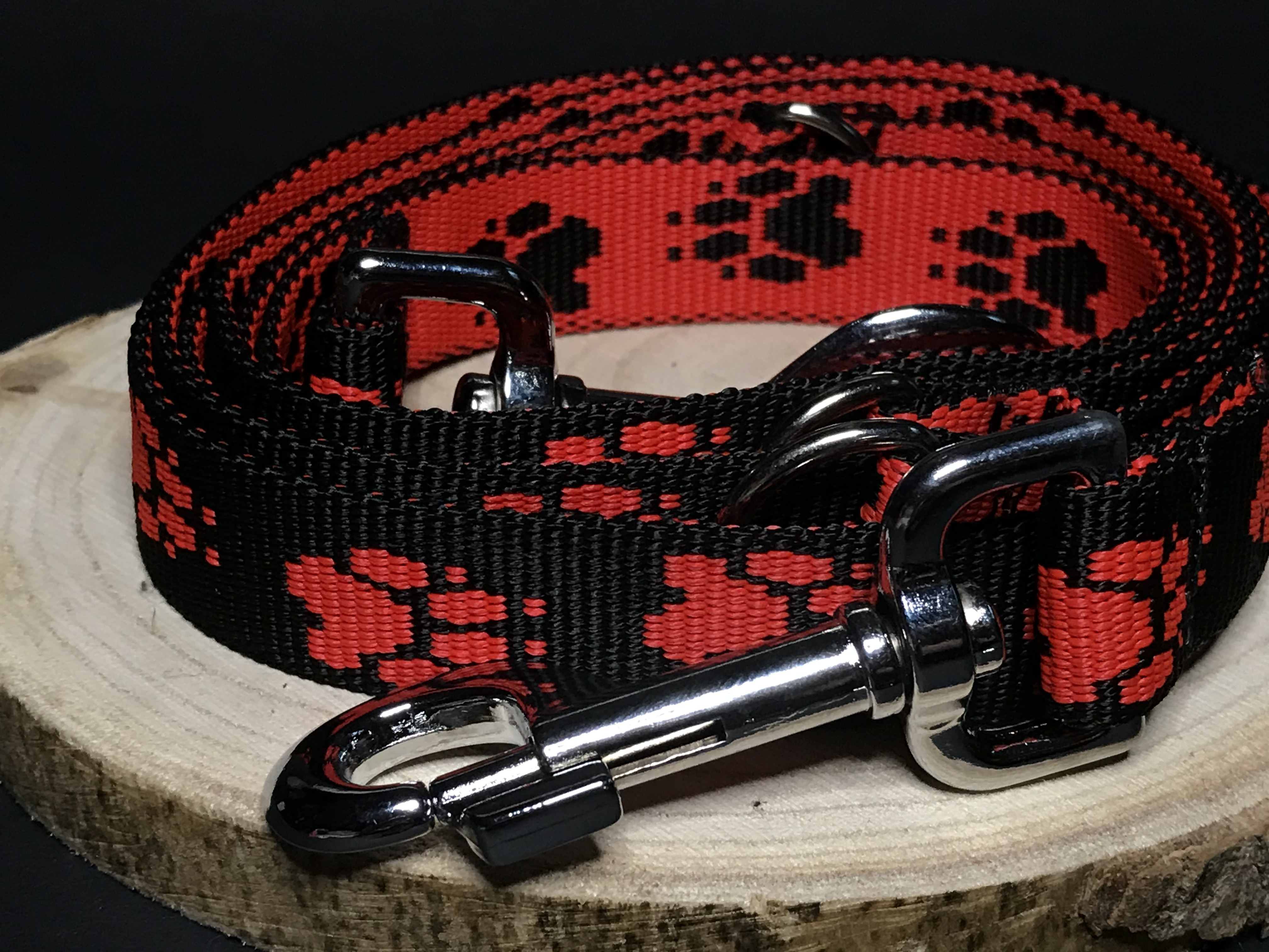 Palkar vodítko přepínací z popruhu pro psy 250 cm x 25 mm černo-červená s tlapkami