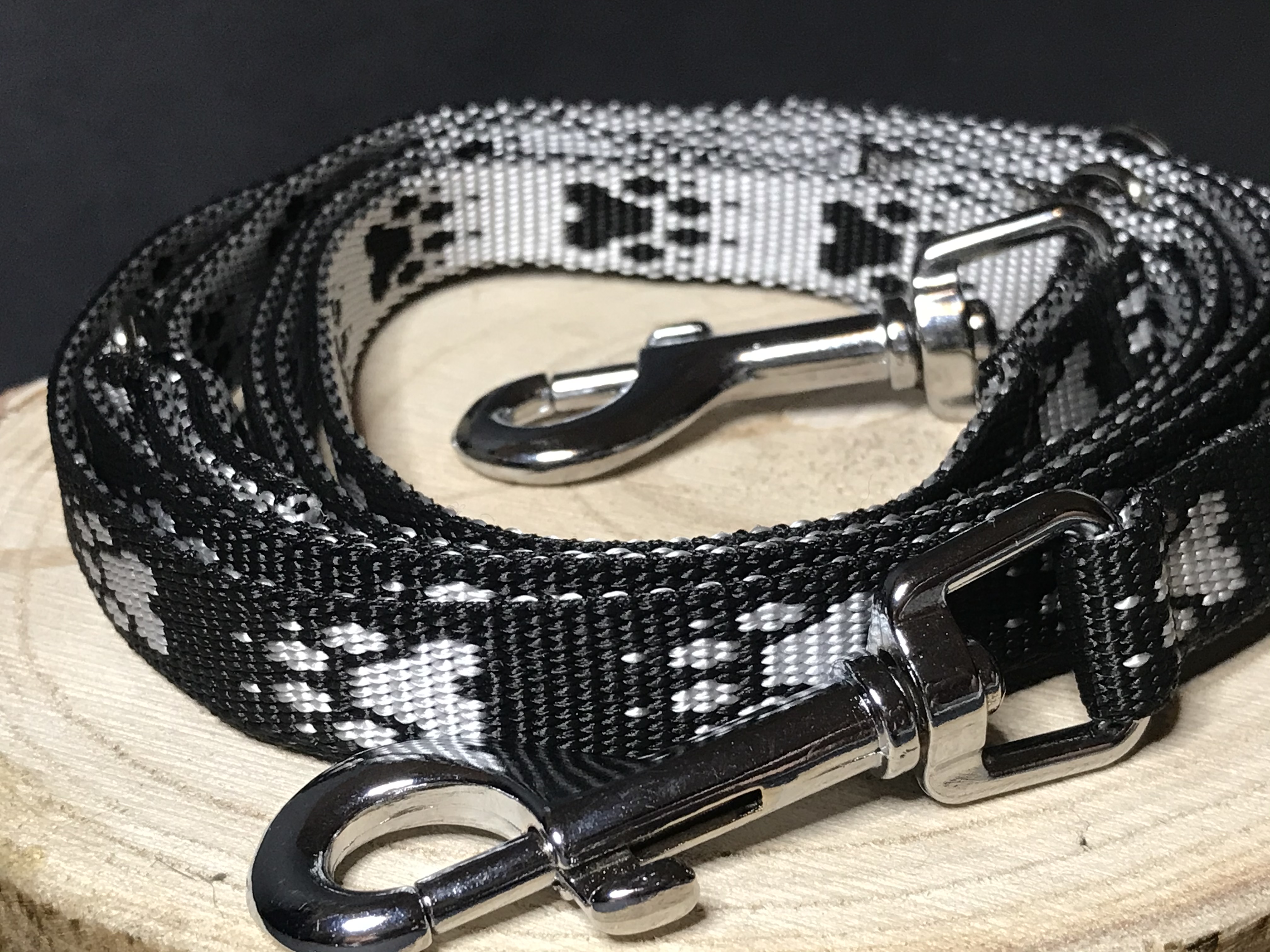 Palkar vodítko přepínací z popruhu pro psy 250 cm x 16 mm černo-bílá s tlapkami