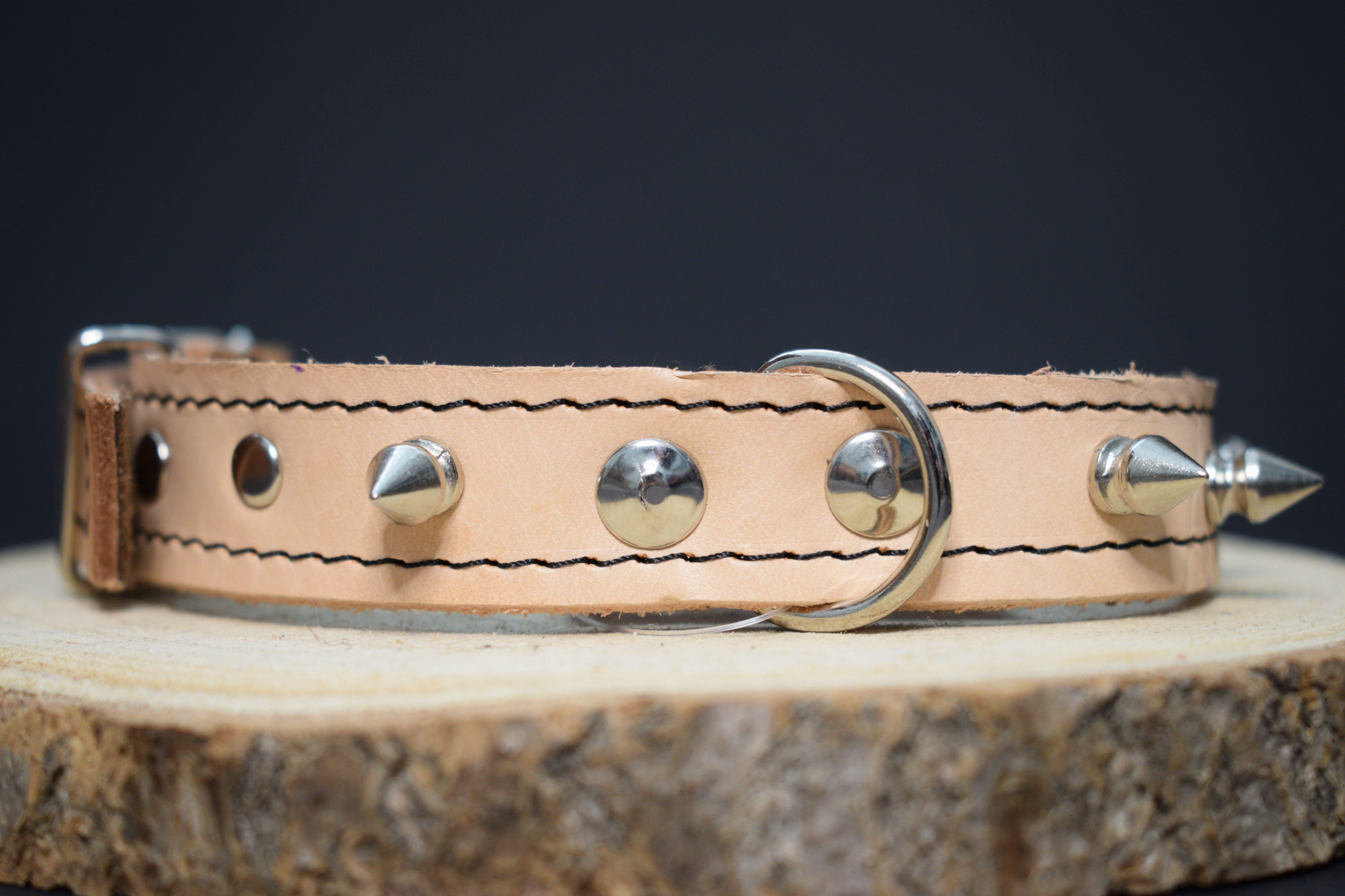 Palkar obojek z kůže hlazenice pro psy zdobený hroty 40 cm x 18 mm přírodní