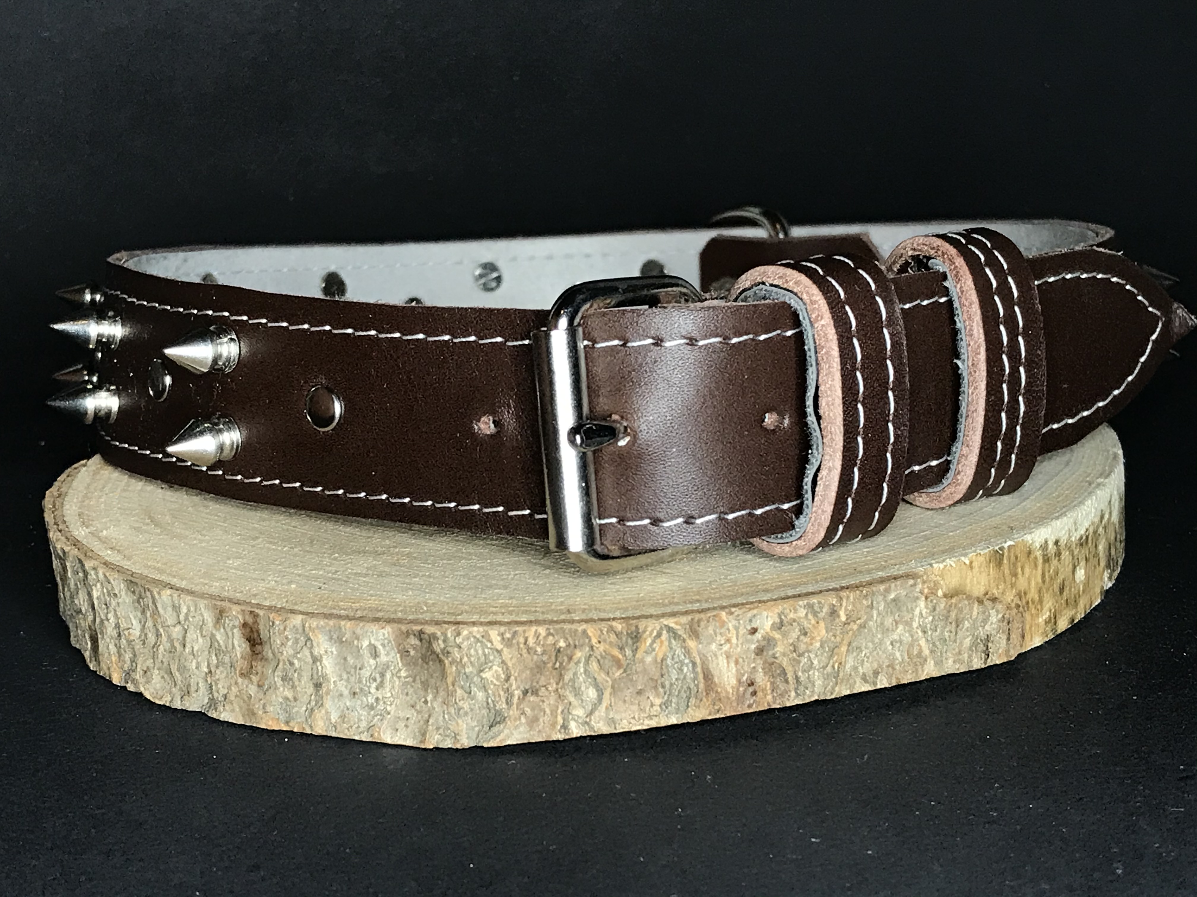 Palkar obojek z kůže hlazenice pro psy zdobený hroty 75 cm x 30 mm hnědý