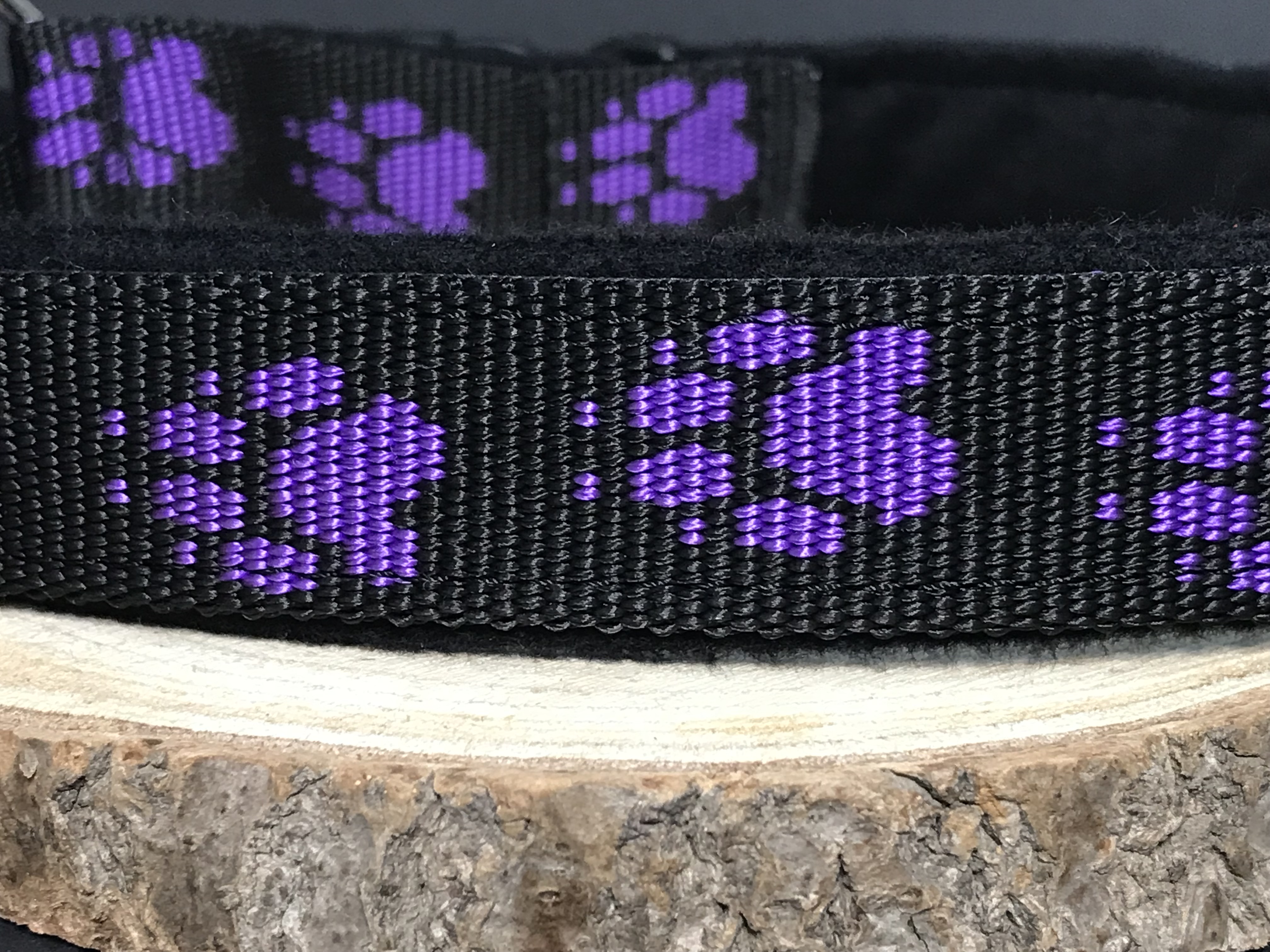 Palkar podšitý obojek z popruhu pro psy 65 cm x 25 mm čeno-fialová s tlapkami
