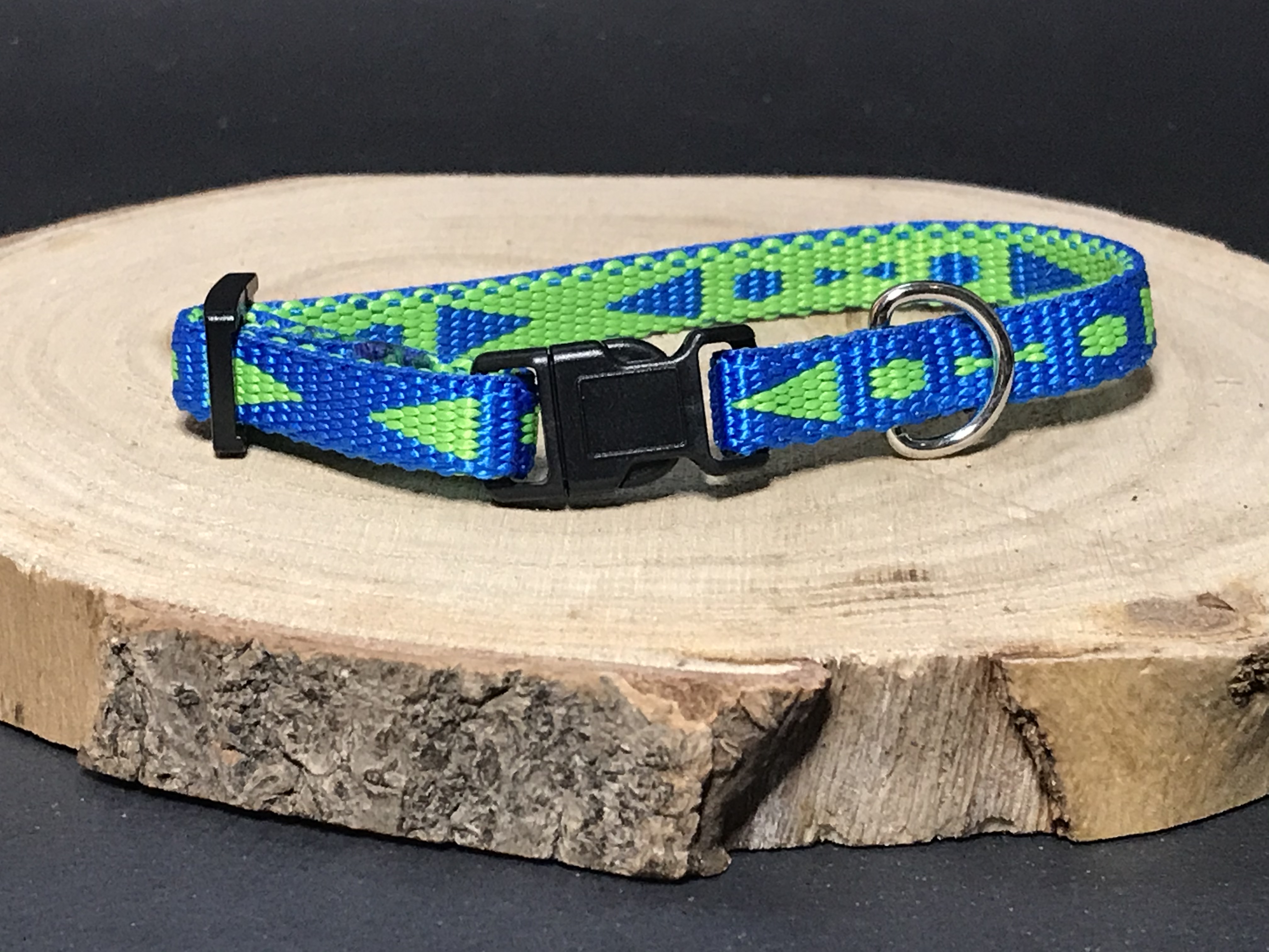 Palkar obojek z popruhu pro psy 25 cm x 10 mm modro-zelená s šipkami