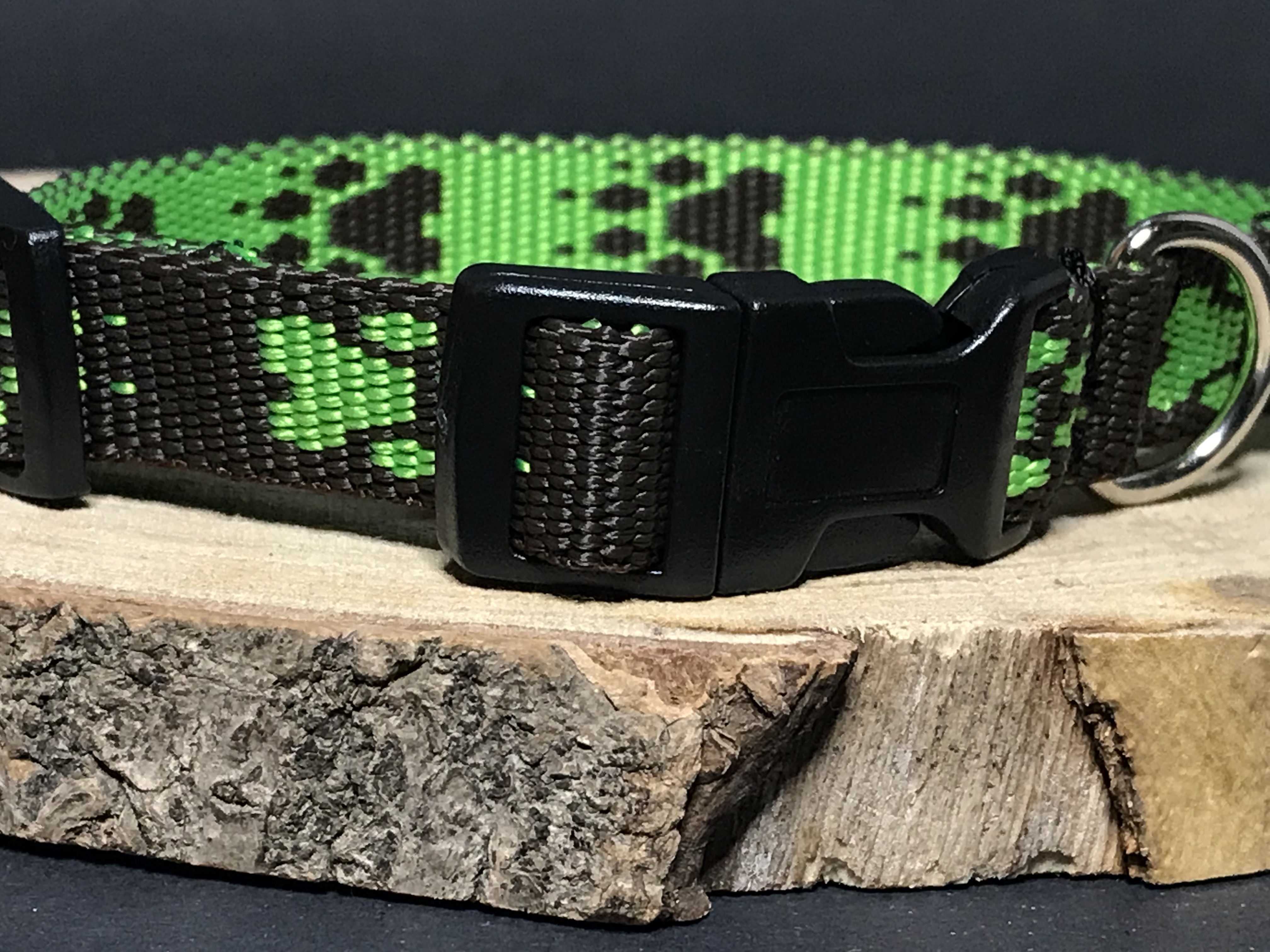 Palkar obojek z popruhu pro psy 35 cm x 16 mm černo-zelená s tlapkami