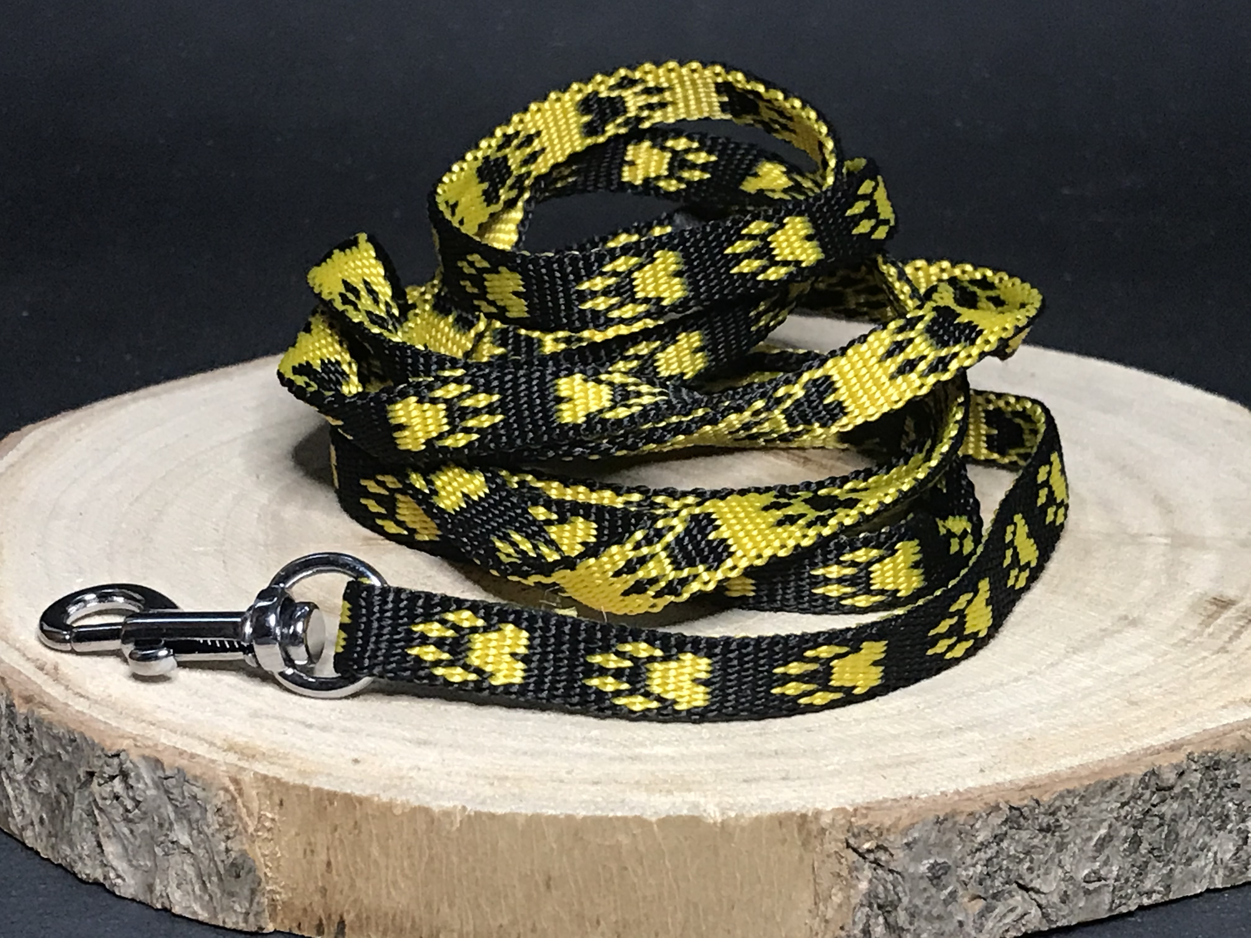 Palkar vodítko z popruhu pro psy 150 cm x 10 mm černo-žlutá s tlapkami