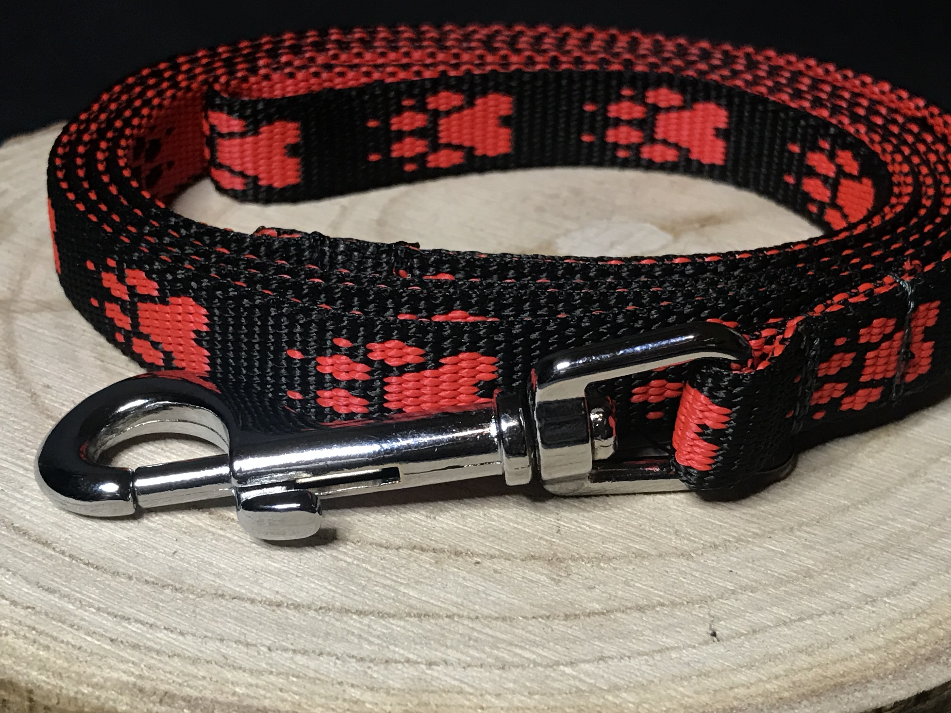 Palkar vodítko z popruhu pro psy 150 cm x 16 mm černo-červená s tlapkami