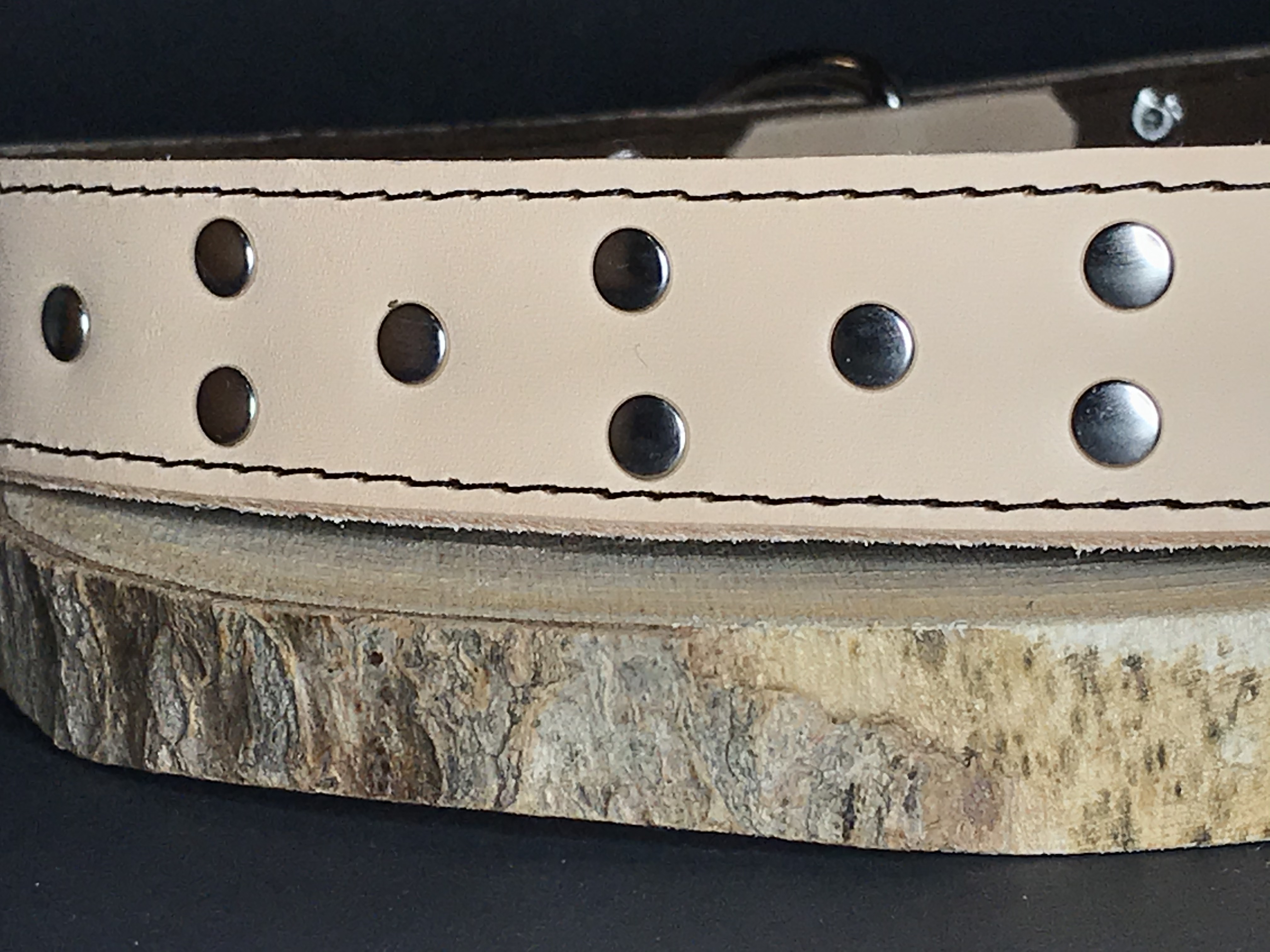 Palkar zdobený obojek z kůže hlazenice pro psy 75 cm x 30 mm přírodní