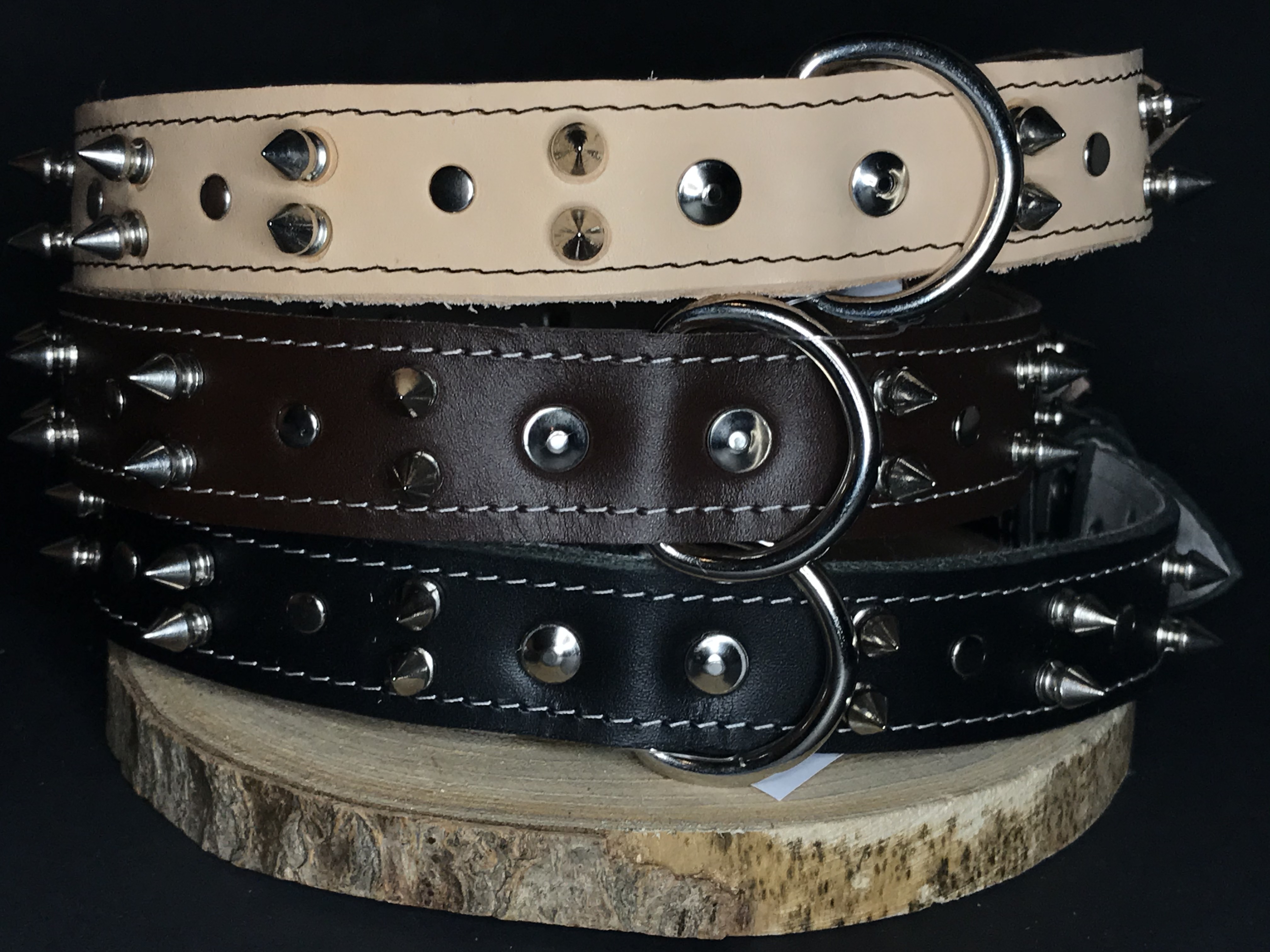 Palkar obojek z kůže hlazenice pro psy zdobený hroty 70 cm x 30 mm přírodní
