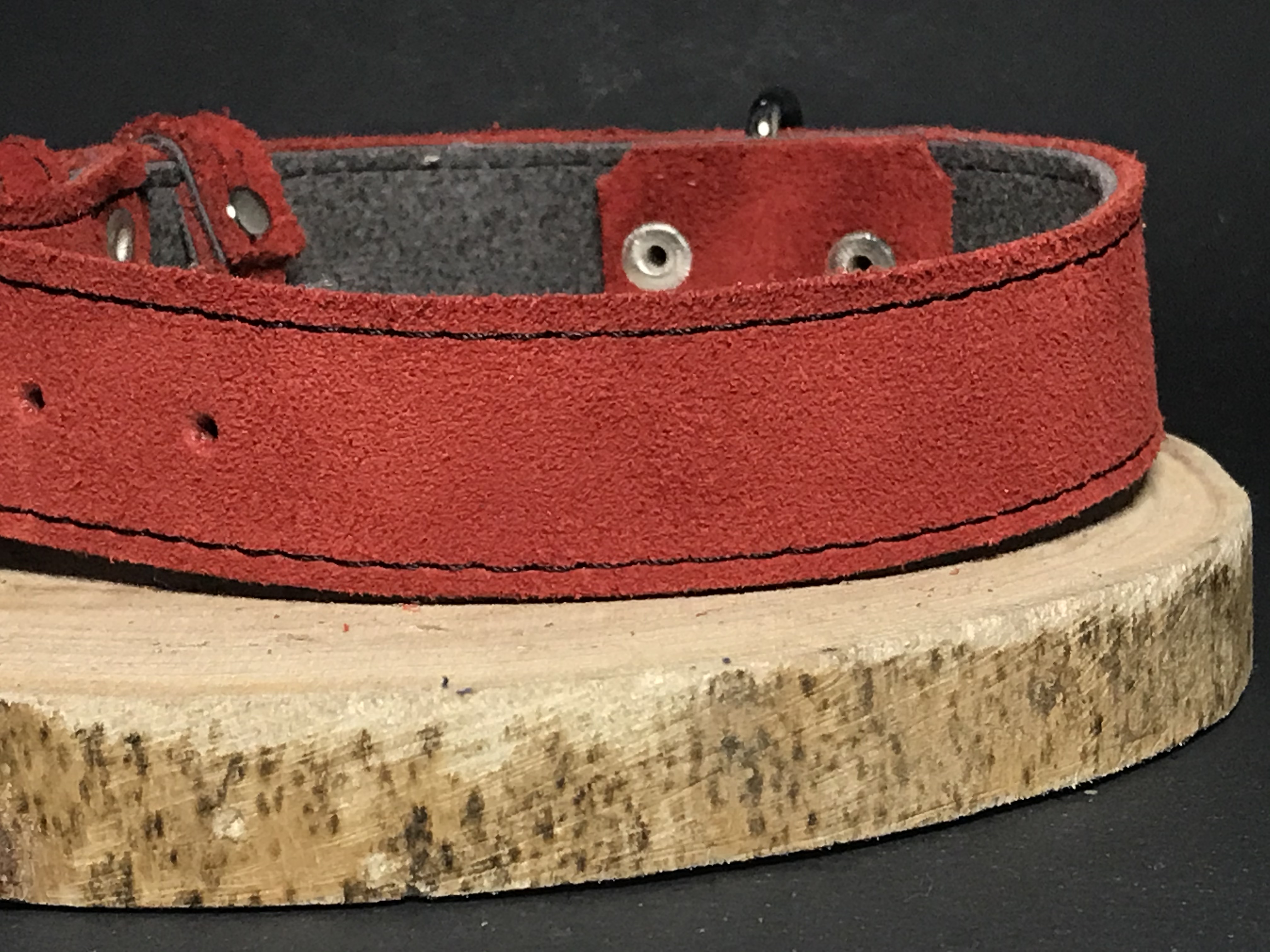 Palkar obojek z velurové kůže pro psy 45 cm x 30 mm tmavě-červená