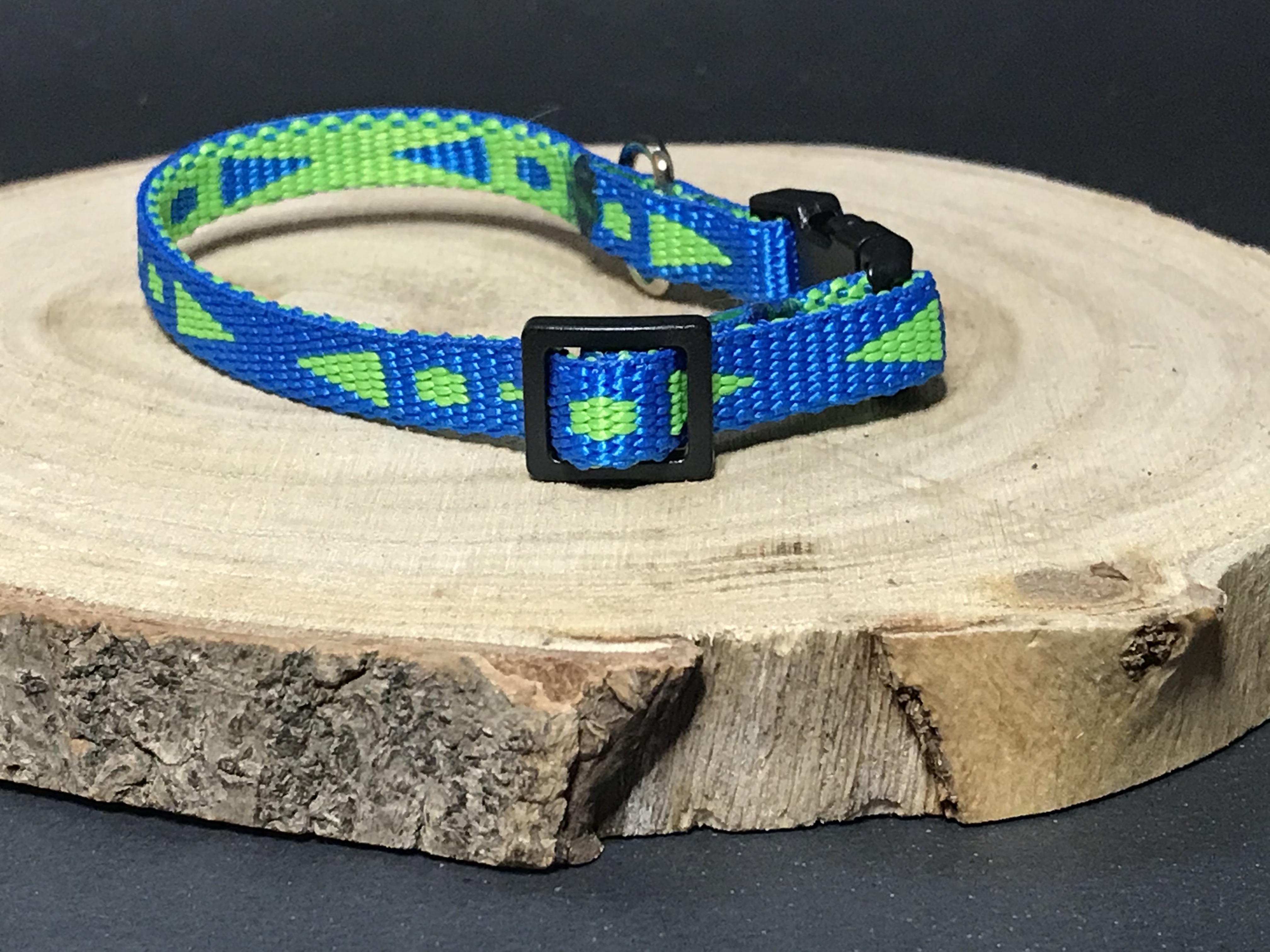 Palkar obojek z popruhu pro psy 25 cm x 10 mm modro-zelená s šipkami
