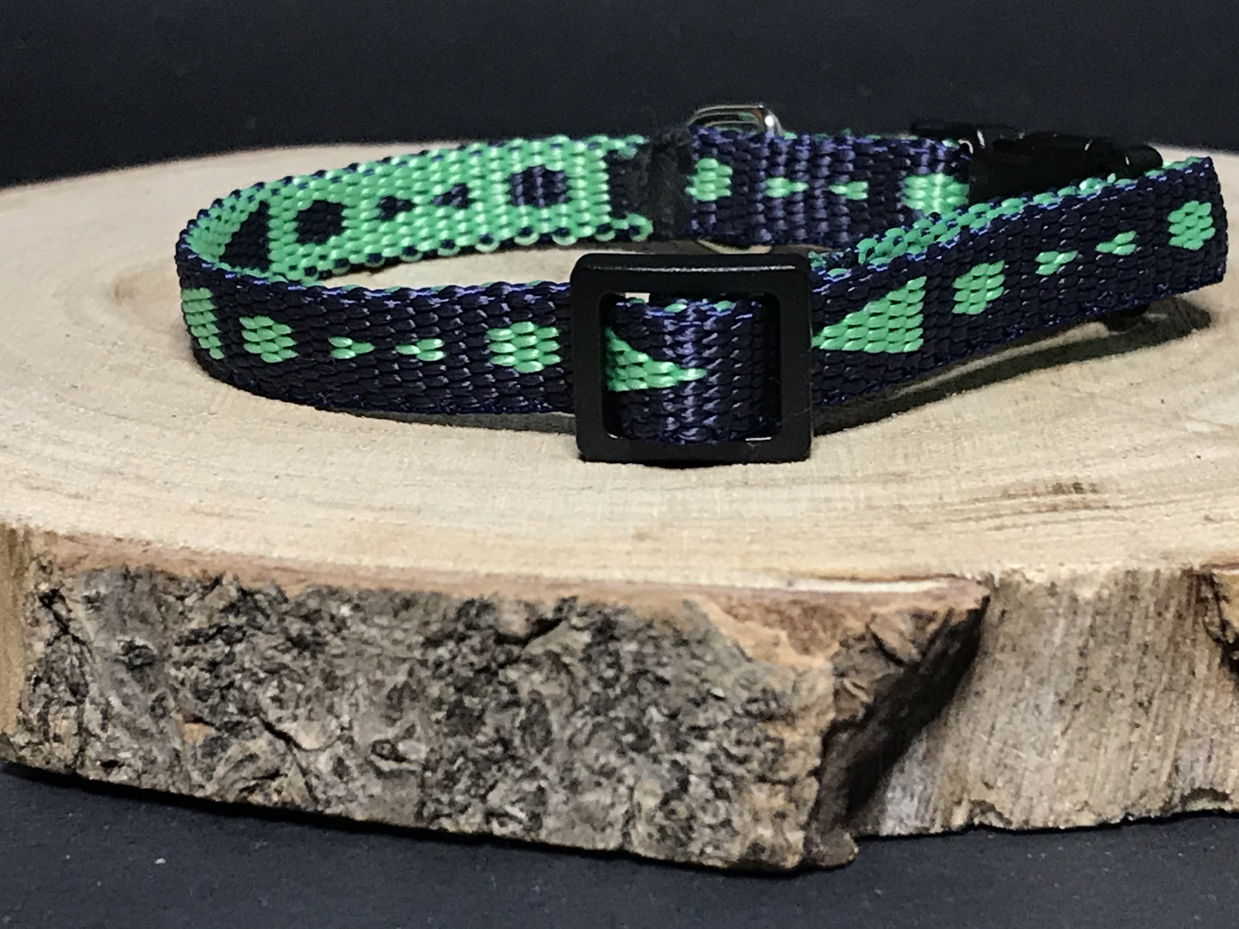 Palkar obojek z popruhu pro psy 25 cm x 10 mm modro-zelená s šipkami