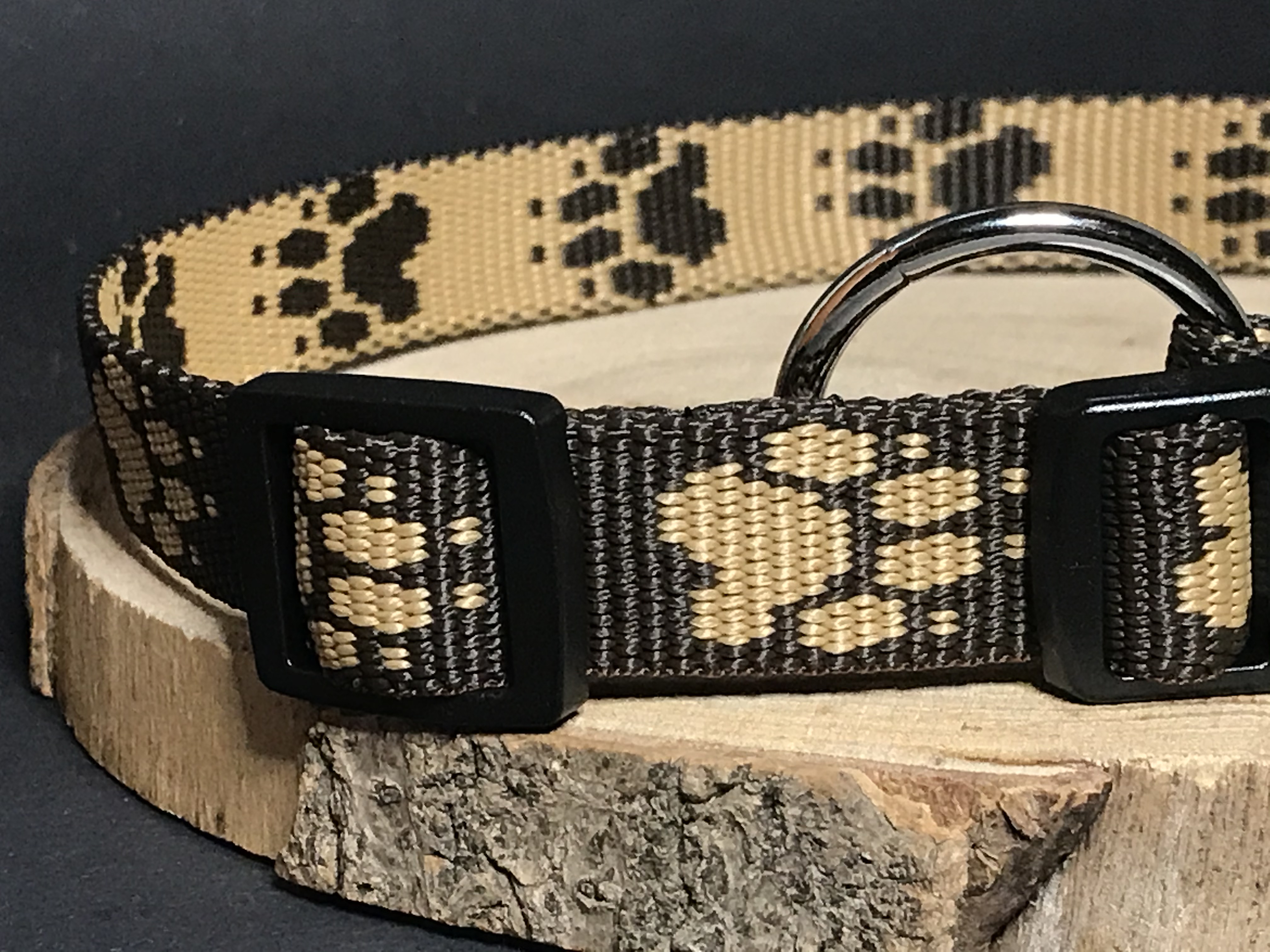 Palkar obojek z popruhu pro psy 50 cm x 20 mm hnědá s tlapkami