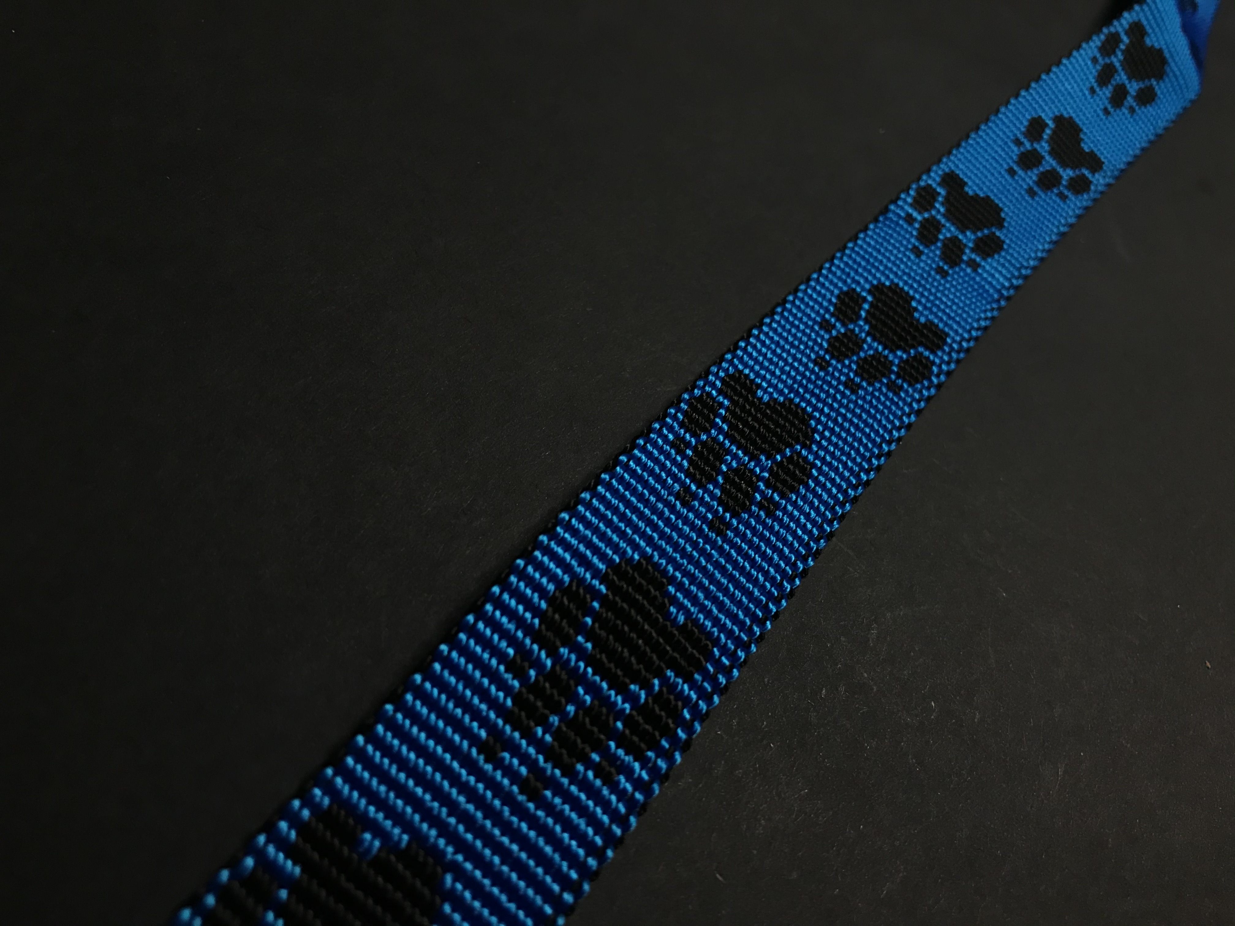 Palkar vodítko z popruhu pro psy 150 cm x 25 mm černo-modrá s tlapkami