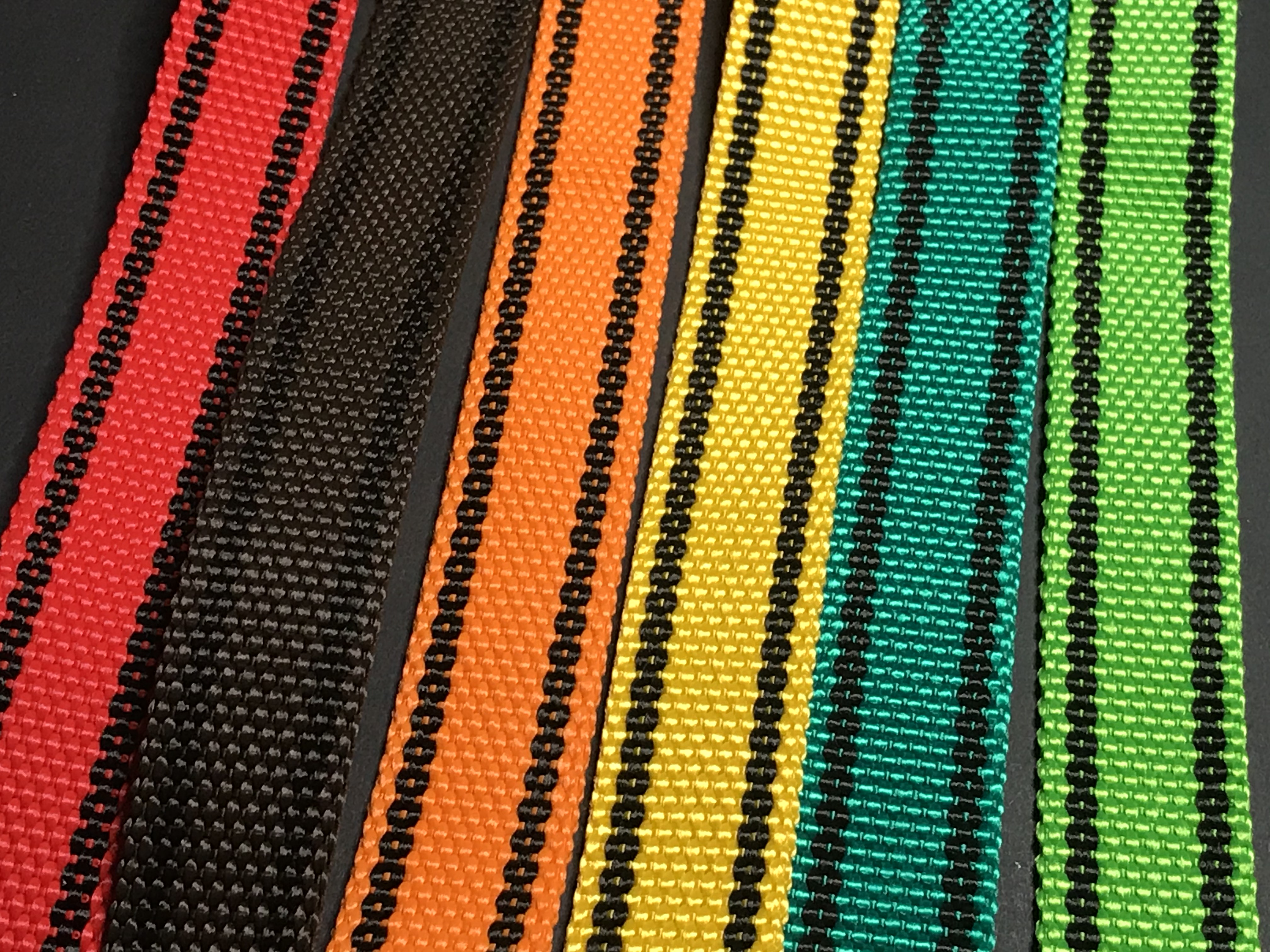 Palkar vodítko z popruhu pro psy 150 cm x 25 mm hnědá s páskami