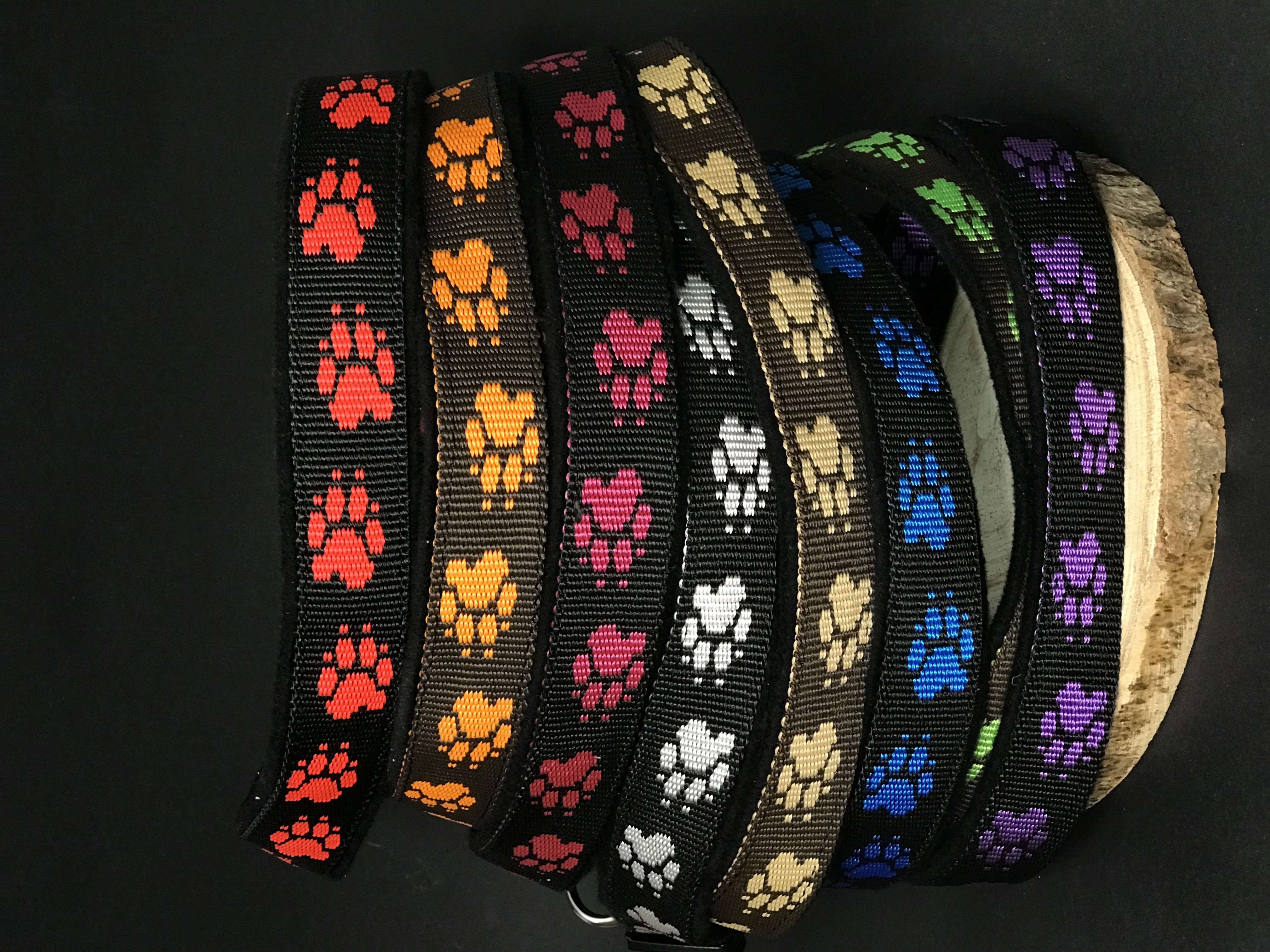 Palkar podšitý obojek z popruhu pro psy 65 cm x 25 mm čeno-fialová s tlapkami