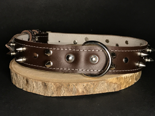 Palkar obojek z kůže hlazenice pro psy zdobený hroty 70 cm x 30 mm hnědý