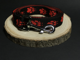 Palkar vodítko z popruhu pro psy 150 cm x 25 mm černo-červená s tlapkami