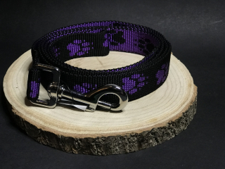 Palkar vodítko z popruhu pro psy 150 cm x 25 mm černo-fialová s tlapkami
