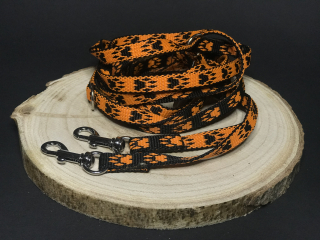 Palkar vodítko přepínací z popruhu pro psy 250 cm x 10 mm černo-oranžová s tlapkami
